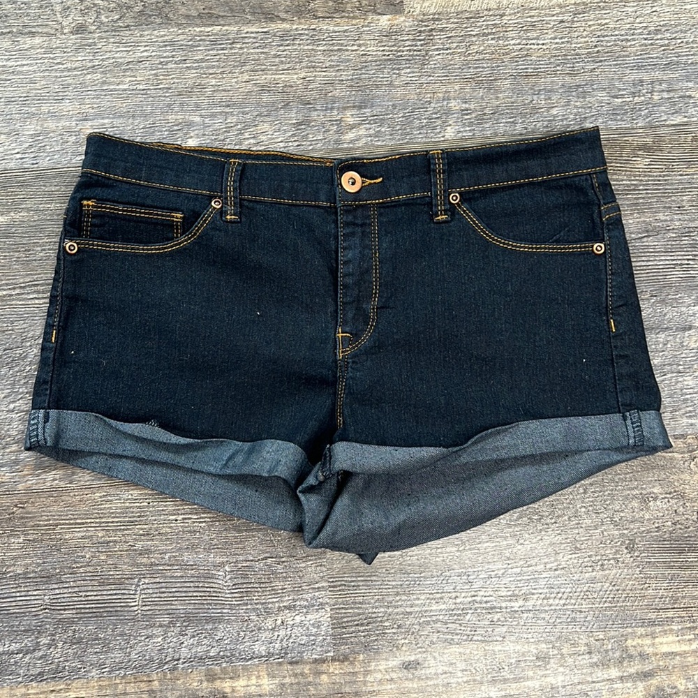 NWOT dark wash jean shorts size 30